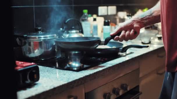 Homem Musculoso Com Tatuagens Lançando Bife Atum Panela Enquanto Cozinha — Vídeo de Stock