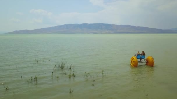 Due Donne Bicicletta Sull Acqua Sul Lago Utah — Video Stock