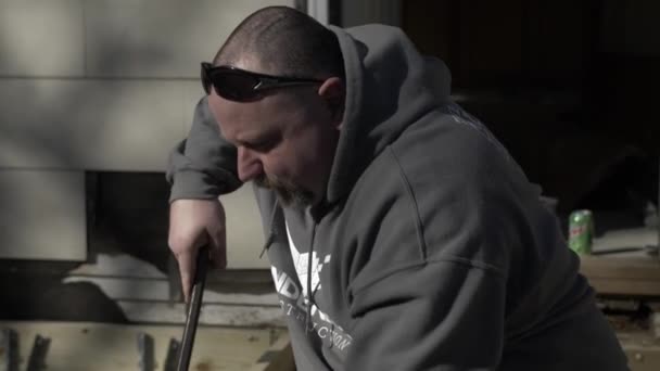 Homme Portant Des Lunettes Soleil Travaille Dehors Utilise Crowbar Sur — Video