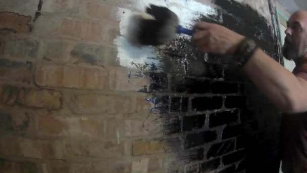 Mężczyzna Malarstwo Garaż Wnętrze Murowane Ściany Wodoodporną Uszczelką Bitumiczną Ramy — Wideo stockowe