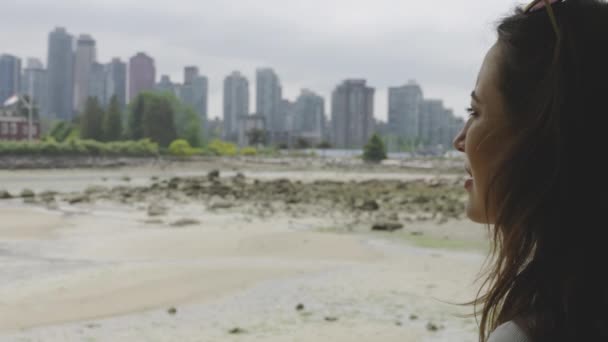 Atrakcyjna Młoda Kobieta Widokiem Piękną Panoramę Miasta Vancouver — Wideo stockowe