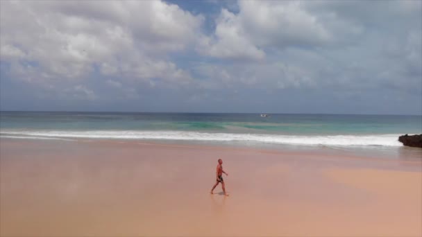 Uomo Che Cammina Sinistra Destra Una Spiaggia Fernando Noronha — Video Stock