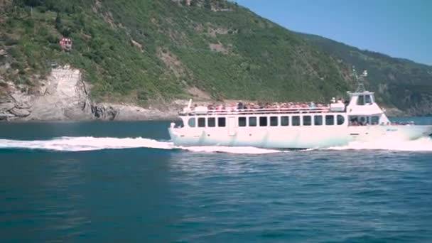 Een Veerboot Varen Door Oceaan Met Groene Eilanden Achtergrond Tropische — Stockvideo