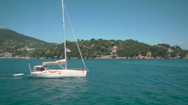 Panning Colpo Sinistra Una Barca Vela Nel Mar Mediterraneo — Video Stock