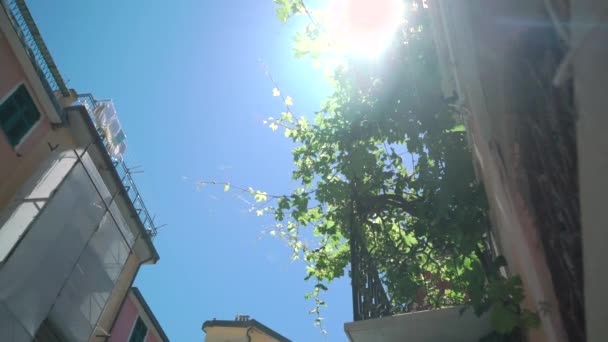 Low Angle Shot Zicht Tussen Gebouwen Naar Wasgoed Drogen Zon — Stockvideo