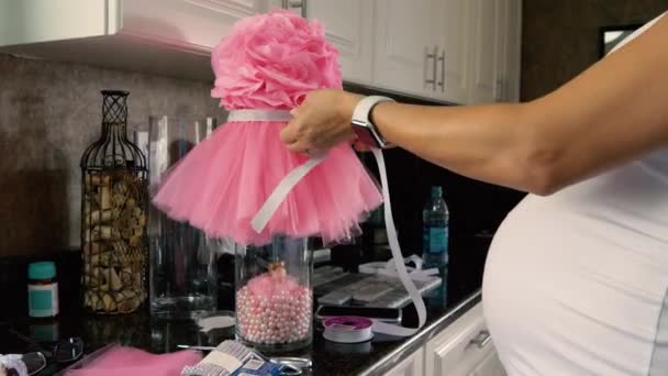Вагітна Жінка Створює Центральний Шматок Зроблений Рожевих Перлів Дитячої Принцеси — стокове відео