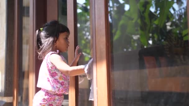 Csinos Kislány Segít Ház Körül Ablakmosással Fiatal Ázsiai Gyermek Megtanulja — Stock videók