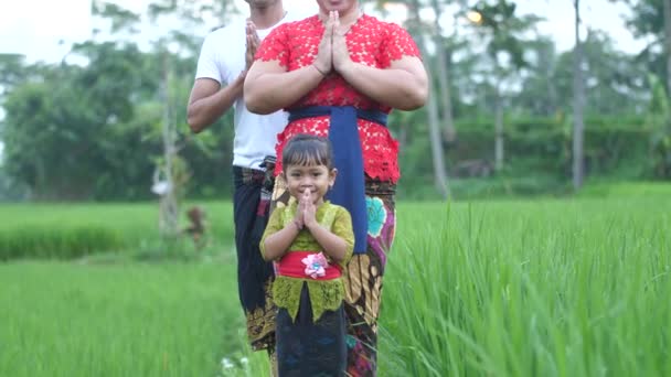 Balinesische Familien Farbenfroher Kleidung Grüßen Traditionell Mit Gefalteten Händen Als — Stockvideo