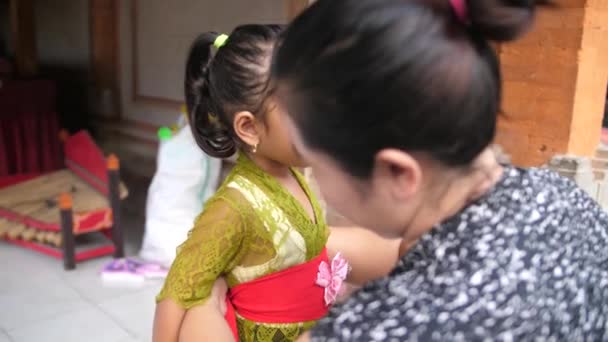 Mamá Vistiendo Hija Con Ropa Tradicional Para Una Visita Templo — Vídeo de stock