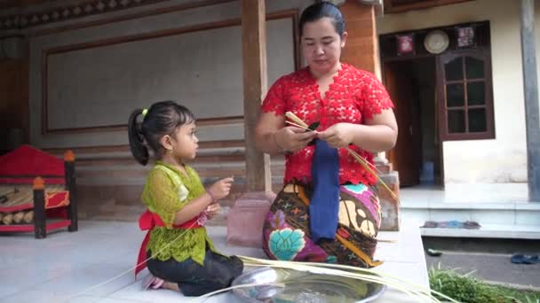 Menina Ajudando Sua Mãe Fazer Decorações Folhas Palma Que Serão — Vídeo de Stock