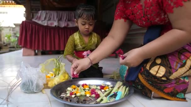 Мать Дочь Работают Вместе Собрать Декоративные Маленькие Подношения Индуистских Ритуалов — стоковое видео