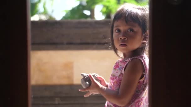 Ein Kleines Mädchen Das Hausarbeiten Erledigt Trinkt Wasser Aus Einem — Stockvideo
