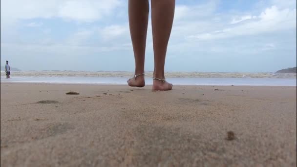 Pies Niña Con Tobilleras Caminando Hacia Mar — Vídeos de Stock