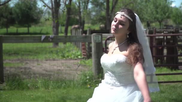 Spinning Braut Zeitlupe Auf Dem Land Und Einem Hellen Tag — Stockvideo