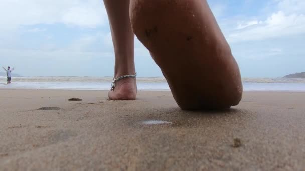 Pies Niña Caminando Hacia Mar Cámara Lenta — Vídeo de stock