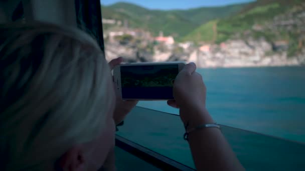Женщина Использующая Смартфон Видео Красивого Побережья Италии Cinque Terre Движущейся — стоковое видео