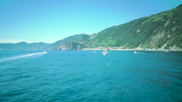 Вид Красивое Итальянское Побережье Чинкве Терре Движущейся Лодки Средиземном Море — стоковое видео