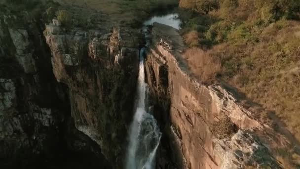 Frau Sitzt Auf Klippe Rand Eines Dramatischen Wasserfalls — Stockvideo