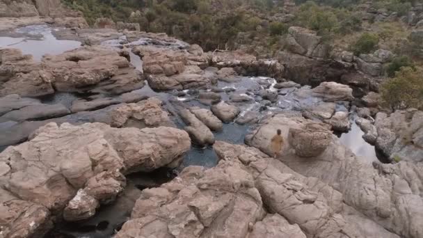 Drone Shot Woman Utforska Rocky Waterfall Cliff Edge Sydafrika — Stockvideo