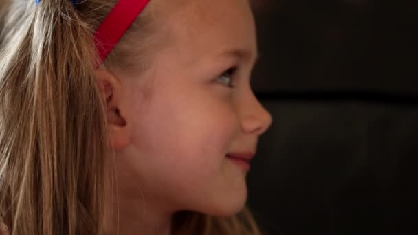 Kleines Mädchen Lächelt Die Kamera — Stockvideo