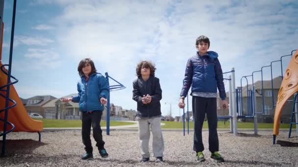 Ευτυχισμένα Παιδιά Που Πετάνε Κομμάτια Ξύλου Στον Αέρα Αργή Κίνηση — Αρχείο Βίντεο