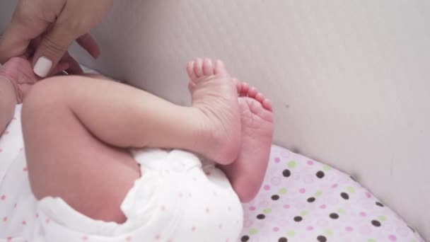 Nyfødt Baby Vugge Tæt Detaljer Mødre Hånd Røre Hende – Stock-video