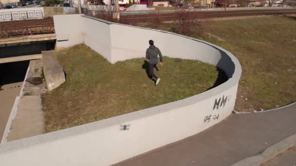 Drönare Antenn Ung Man Parkour Spårare Som Löper Över Ett — Stockvideo