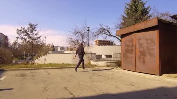 Miradouro Seguindo Dois Traçados Parkour Masculinos Corredores Livres Como Eles — Vídeo de Stock