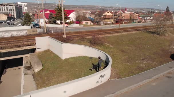 Genç Parkour Sürücüsü Bir Duvardan Atlıyor Bir Alt Geçitten Kaçıyor — Stok video