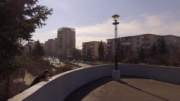 Two Young Men Jump Wall Runoff Urban City Environment — Stock Video