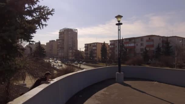 Deux Jeunes Hommes Sautent Par Dessus Mur Écoulent Dans Environnement — Video