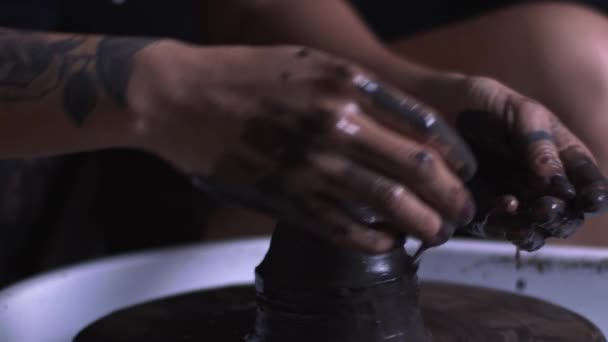 Çömlekçinin Elini Yavaşça Vazonun Kenarına Koyması — Stok video