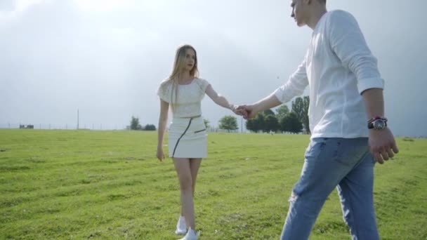 年轻人牵着他女朋友的手出去散散步 慢吞吞的 — 图库视频影像