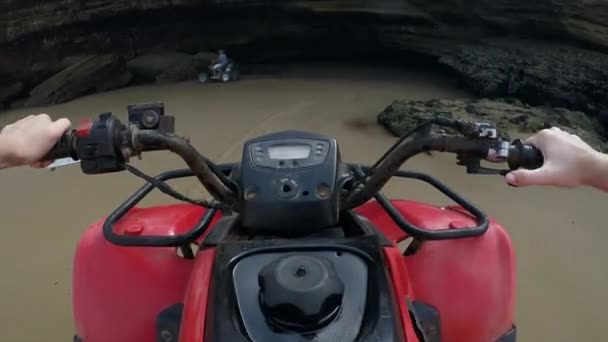Pov Deux Quads Conduisant Sous Une Grotte Sur Plage Sidi — Video