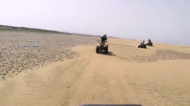 Ötös lövés. Tracking Action Shot of Quad Bikes on Deserted Beach Marokkóban.