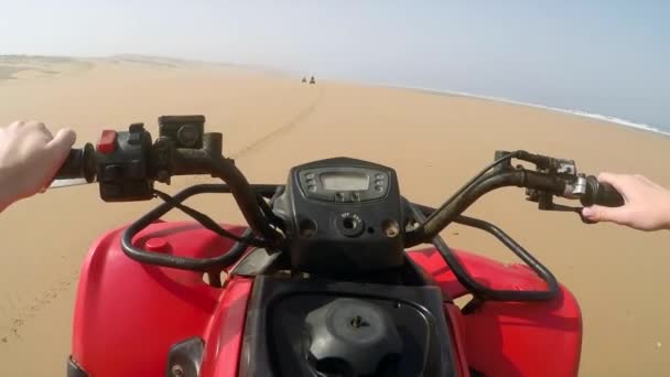 Четвёртый Выстрел Группа Квадроциклов Мчится Пустому Пляжу Марокко Бурной Погодой — стоковое видео