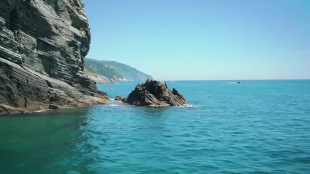 Video Einer Klippe Mit Felsen Meer Italien Plätschert Das Wasser — Stockvideo