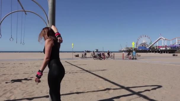 Allenamento Anelli Sulla Spiaggia Santa Monica — Video Stock