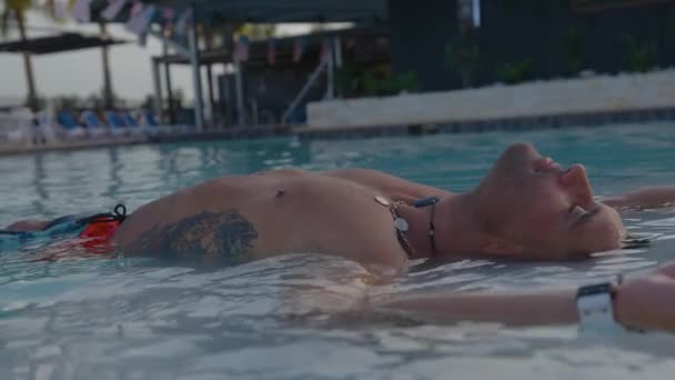 Muž Který Poflakuje Bazénu Popíjí Jasného Slunečného Dne — Stock video