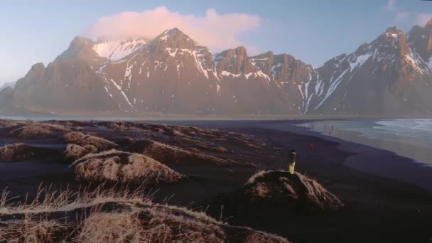 Légi Felvétel Hihetetlen Izland Black Sand Beach Sunset Glow Mountains — Stock videók