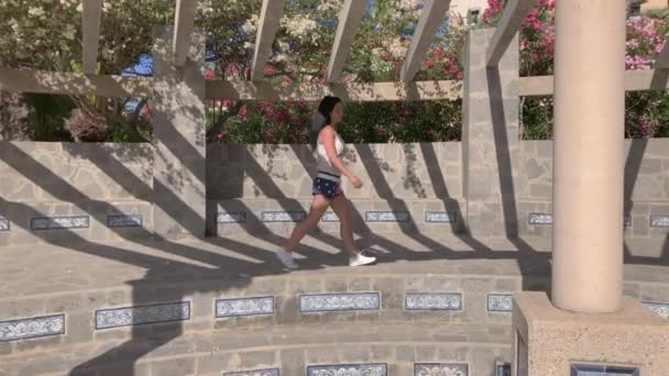 Mulher Explorando Maspalomas Gran Canaria — Vídeo de Stock