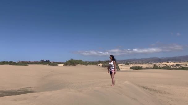 Woman Exploring Maspalomas Gran Canaria — Stock Video
