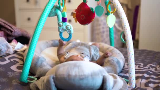 Yeni Hayat Konsepti Beşikteki Yeni Doğmuş Bebek Merakla Yukarıdaki Renkli — Stok video
