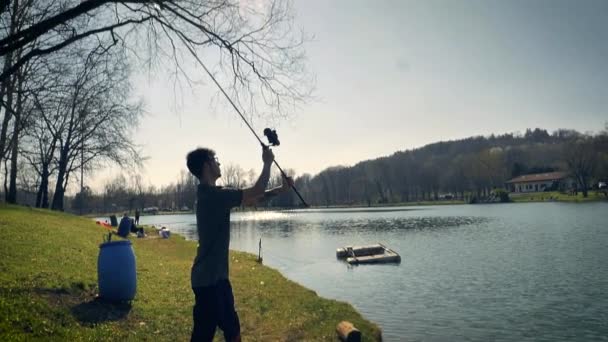 Die Morgensonne Scheint Auf Einen See Als Ein Junger Mann — Stockvideo