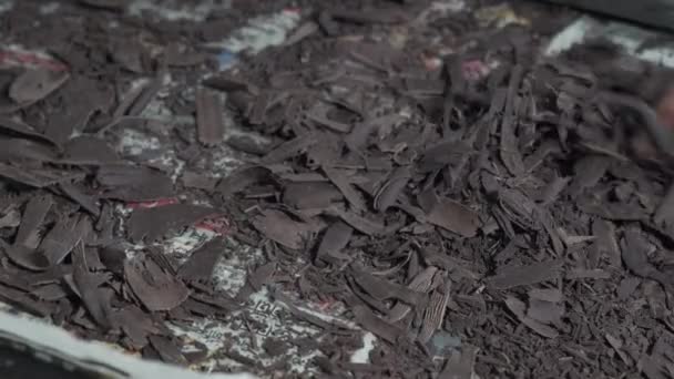 Çikolata Parçacıkları Yapmanın Aşamalarından Biri Baker Onları Kek Yapımında Kullanıyor — Stok video