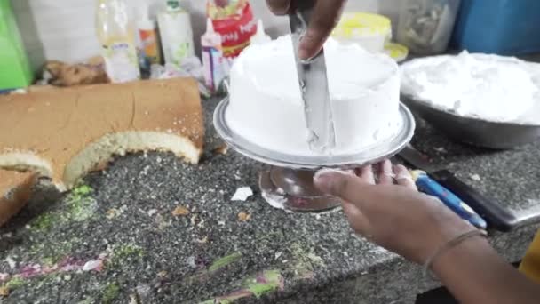 Zbliżenie Profesjonalnego Szefa Kuchni Wyciska Śmietankę Sprawia Ciasto Podstawy — Wideo stockowe