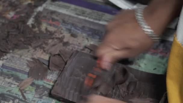 Pekař Připravuje Čokoládu Dort Poškrábat Blok — Stock video