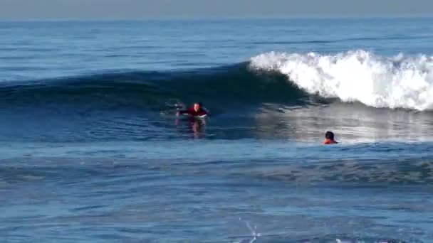 Surfer Zander Adelsohn Robi Sztuczki Zakręty Huntington Beach Pier Surfing — Wideo stockowe