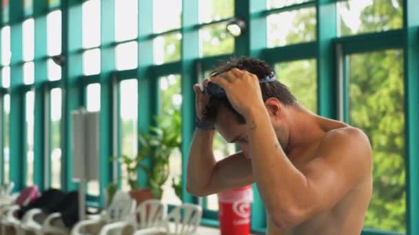 Uomo Caucasico Con Gli Occhiali Nuoto Pronto Immergersi — Video Stock