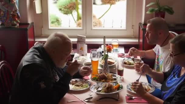 Eine Familie Isst Asiatische Küche Einem Asiatischen Restaurant — Stockvideo